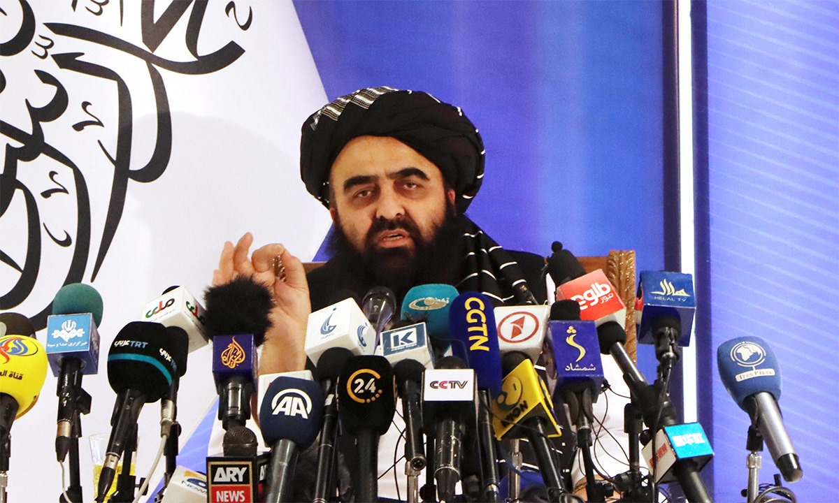 Ngoại trưởng lâm thời Muttaqi họp báo ở thủ đô Kabul, Afghanistan, ngày 14/9. Ảnh: Reuters.