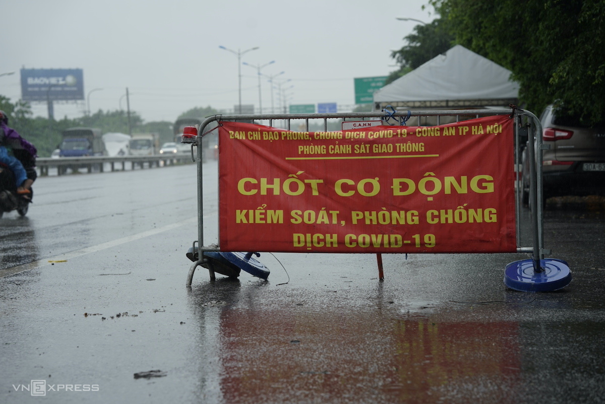 Chốt chân cầu Phù Đổng dừng kiểm soát sáng 15/10. Ảnh: Phạm Chiểu