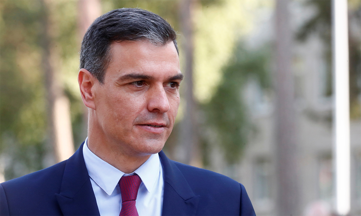 THủ tướng Tây Ban Nha Pedro Sanchez thăm căn cứ Adazi ở Latvia ngày 7/7. Ảnh: Reuters.
