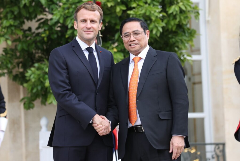 Thủ tướng Phạm Minh Chính (phải) bắt tay Tổng thống Pháp Emmanuel Macron hôm 4/11. Ảnh: Dương Giang