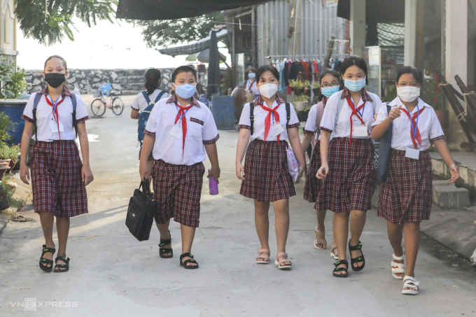 Học sinh trường THCS - THPT Thạnh An, huyện Cần Giờ đến trường ngày 20/10. Ảnh: Quỳnh Trần