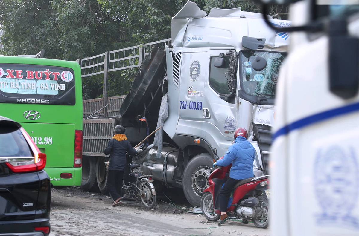 Xe đầu kéo đầu biến dạng sau tai nạn. Ảnh: Hùng Lê