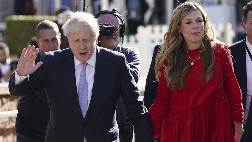 Thủ tướng Anh Boris Johnson và vợ Carrie Johnson tại London hồi tháng 10. Ảnh: AP.