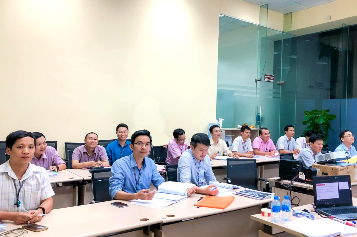 Người đi làm gặp nhiều khó khăn khi học tiếng Anh.
