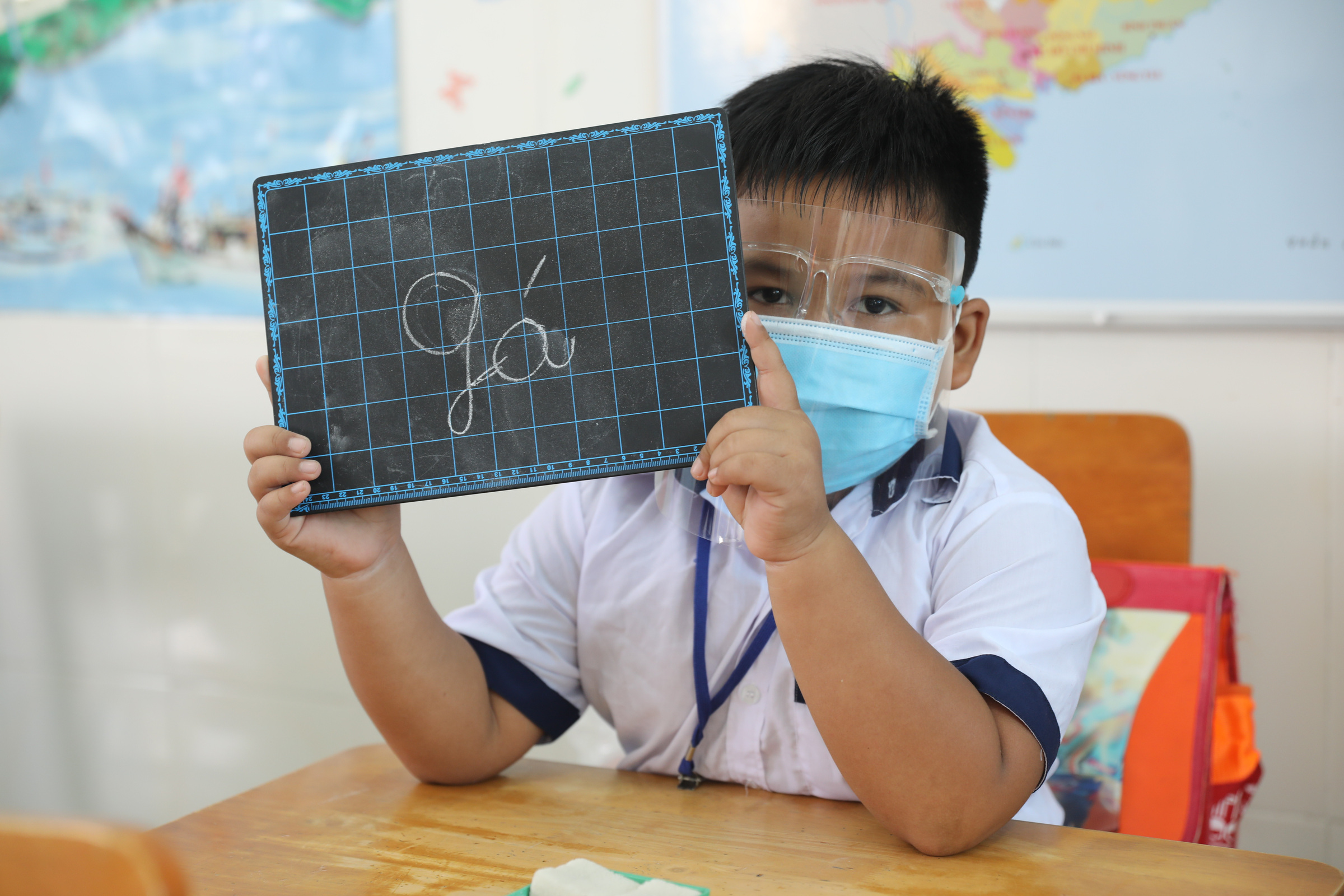 Học sinh trường tiểu học Thạnh An (huyện Cần Giờ) đi học ngày 20/10. Ảnh: Quỳnh Trần