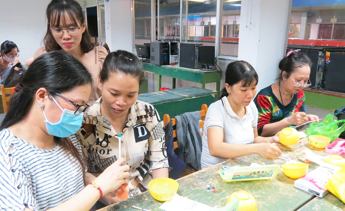 Công nhân ở nhà máy Pou Yuen Việt Nam học khóa làm móng với hy vọng kiếm thêm thu nhập ngoài giờ lên ca. Ảnh: Lê Tuyết