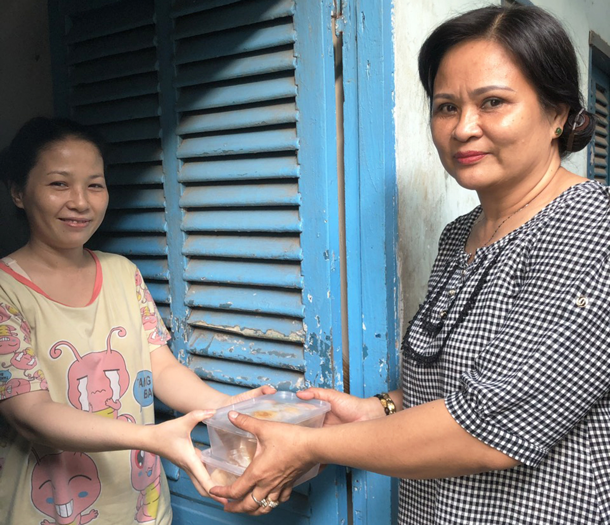 Bà Phan Thị Thanh tặng thực phẩm cho công nhân ở trọ. Ảnh: An Phương