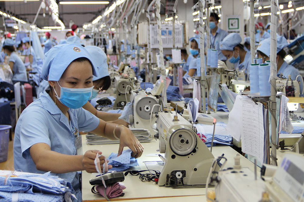 Công nhân nhà máy 3/2 ở Bình Dương trong giờ sản xuất. Ảnh: Đình Trọng