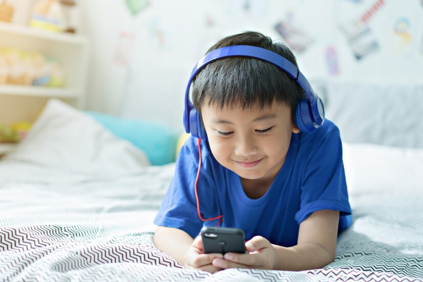 Với chiếc smartphone, bé có thể nghe sách nói ở mọi nơi mọi lúc. Ảnh: Freepik