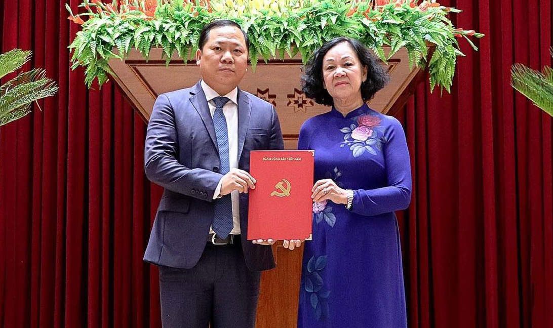 Ông Nguyễn Phi Long nhận quyết định điều động của Bộ Chính trị do Trưởng Ban Tổ chức Trung ương Trương Thị Mai trao chiều 25/7. Ảnh: TTXVN