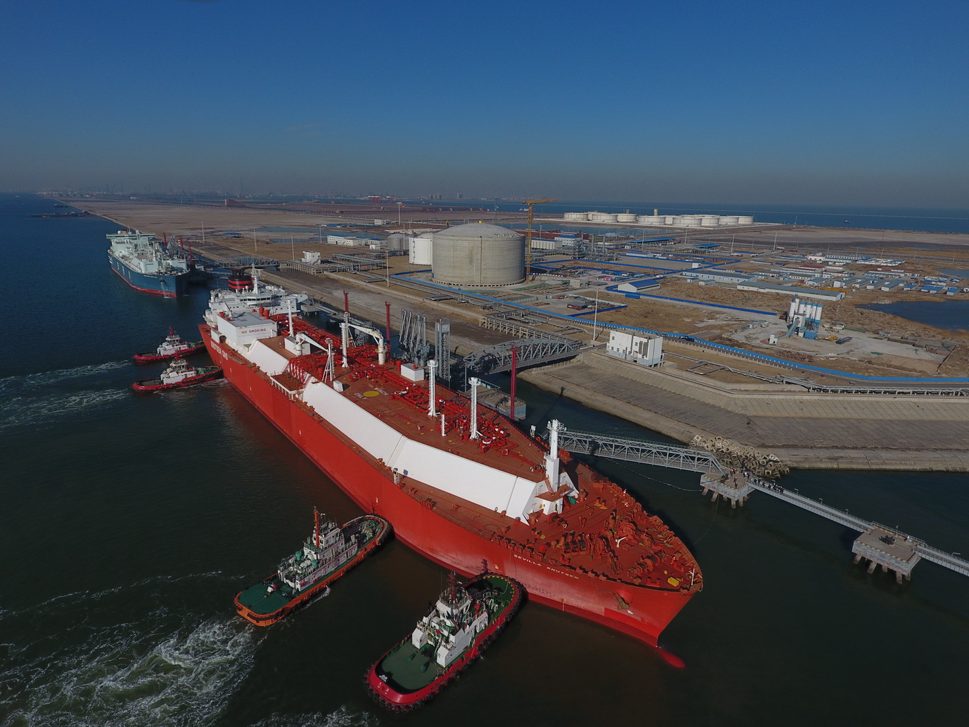 Một tàu chở khí đốt tự nhiên hóa lỏng (LNG) cập cảng LNG Thiên Tân, Trung Quốc, ngày 25/12/2017. Ảnh: AFP.
