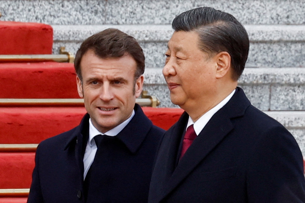 Tổng thống Pháp Emmanuel Macron và Chủ tich Trung Quốc Tập Cận Bình tại Đại lễ đường Nhân dân ở Bắc Kinh ngày 6/4. Ảnh: Reuters