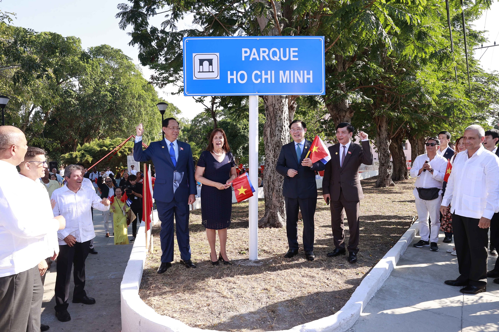 Chủ tịch Quốc hội Vương Đình Huệ dự lễ đổi tên công viên Hòa Bình thành công viên Hồ Chí Minh tại thủ đô Havana, Cuba sáng 21/4. Ảnh: VPQH