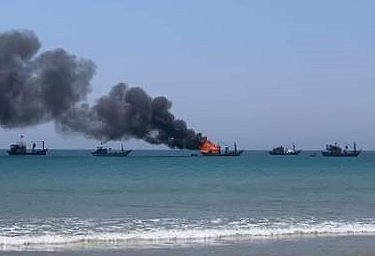 Tàu bốc cháy khi neo đậu gần bờ. Ảnh: Thạch Thảo