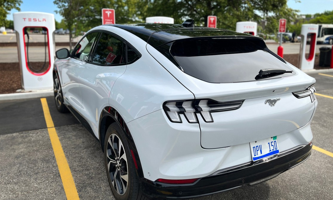 Xe điện Ford Mustang Mach-E tại một trạm sạc nhanh của Tesla. Ảnh: Ford