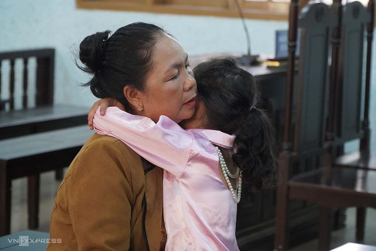 Hai bà cháu ôm nhau khóc trong lúc toà nghị án. Ảnh: Trần Hóa
