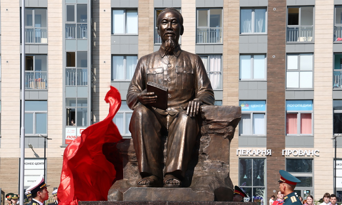 Tượng đài Chủ tịch Hồ Chí Minh tại thành phố St. Petersburg, Nga trong lễ khánh thành ngày 30/6. Ảnh: Chính quyền St. Petersburg