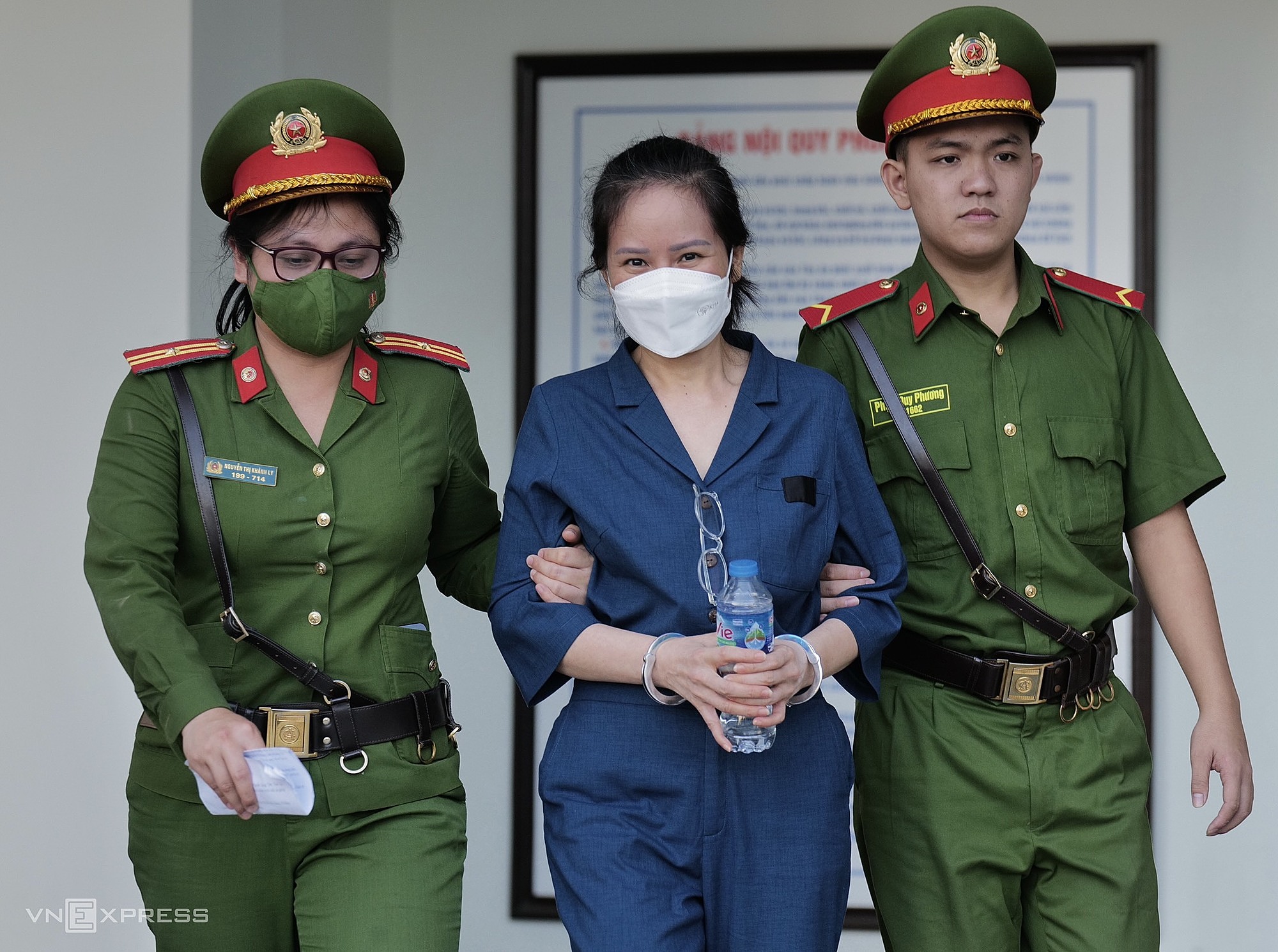 Cựu cục trưởng Cục Lãnh sự, Bộ Ngoại giao Nguyễn Thị Hương Lan rời tòa chiều 12/7. Ảnh: Ngọc Thành