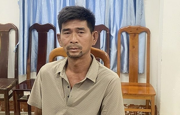 Phong - nghi phạm vận chuyển 19 kg kim loại nghi vàng qua biên giới. Ảnh: Biên phòng cung cấp.