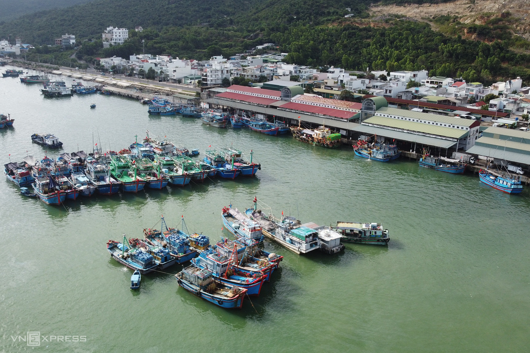 Tàu đánh bắt cá ngừ đại dương cập cảng Hòn Rớ, TP Nha Trang đầu năm 2023. Ảnh: Bùi Toàn