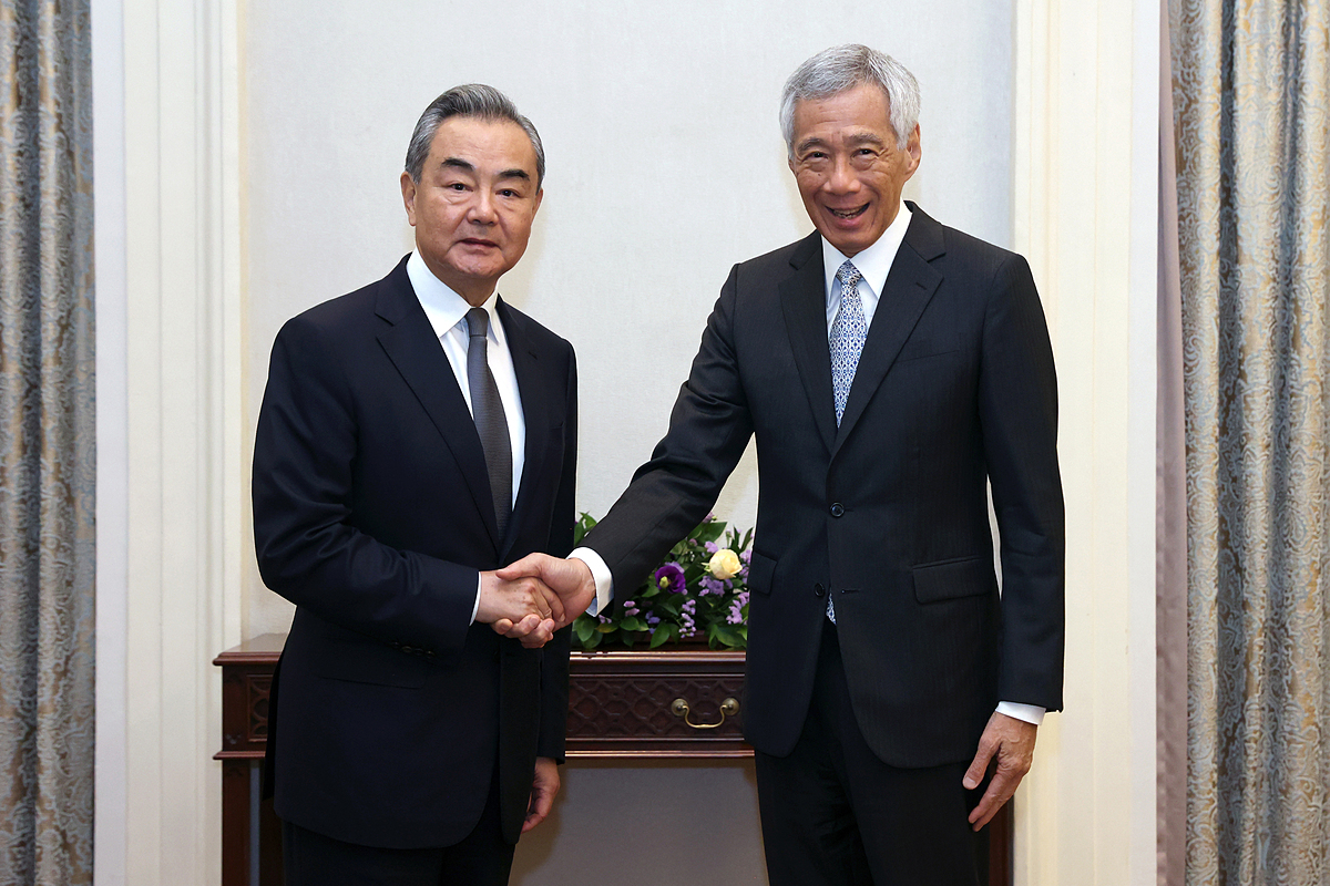 Thủ tướng Singapore Lý Hiển Long (phải) gặp Ngoại trưởng Trung Quốc Vương Nghị tại Singapore ngày 11/8. Ảnh: AFP