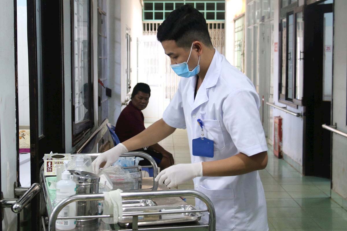 Các bác sĩ Bệnh viện đa khoa tỉnh Đăk Nông đang thăm khám cho người dân. Ảnh: Ngọc Oanh
