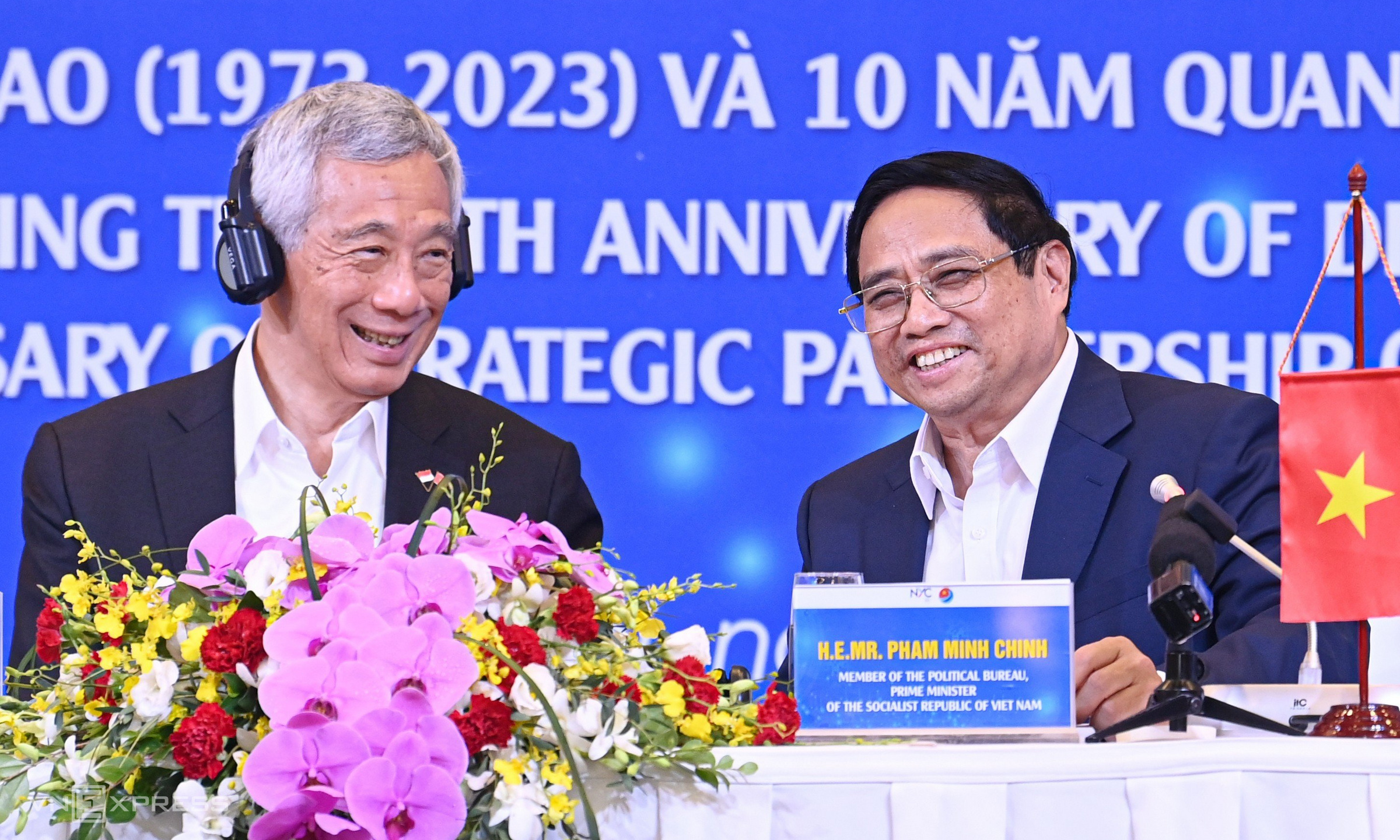 Thủ tướng Phạm Minh Chính và Thủ tướng Lý Hiển Long trong cuộc gặp mặt đại biểu thanh niên ở Hà Nội hôm 29/8. Ảnh: Giang Huy