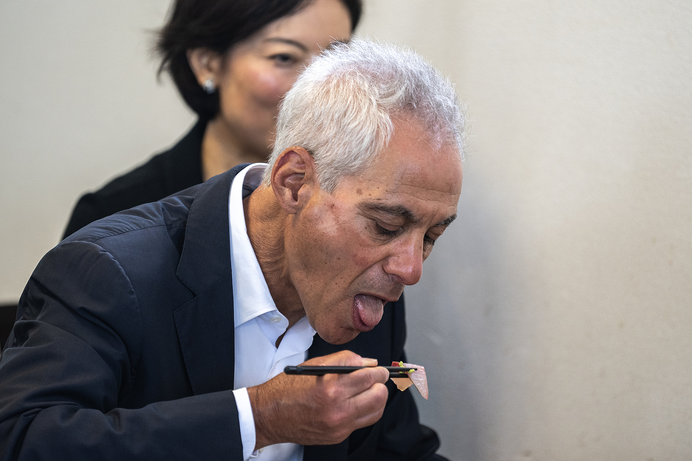 Đại sứ Mỹ tại Nhật Bản Rahm Emanuel ăn trưa tại nhà hàng Takohachi ở Fukushima ngày 31/8. Ảnh: AFP