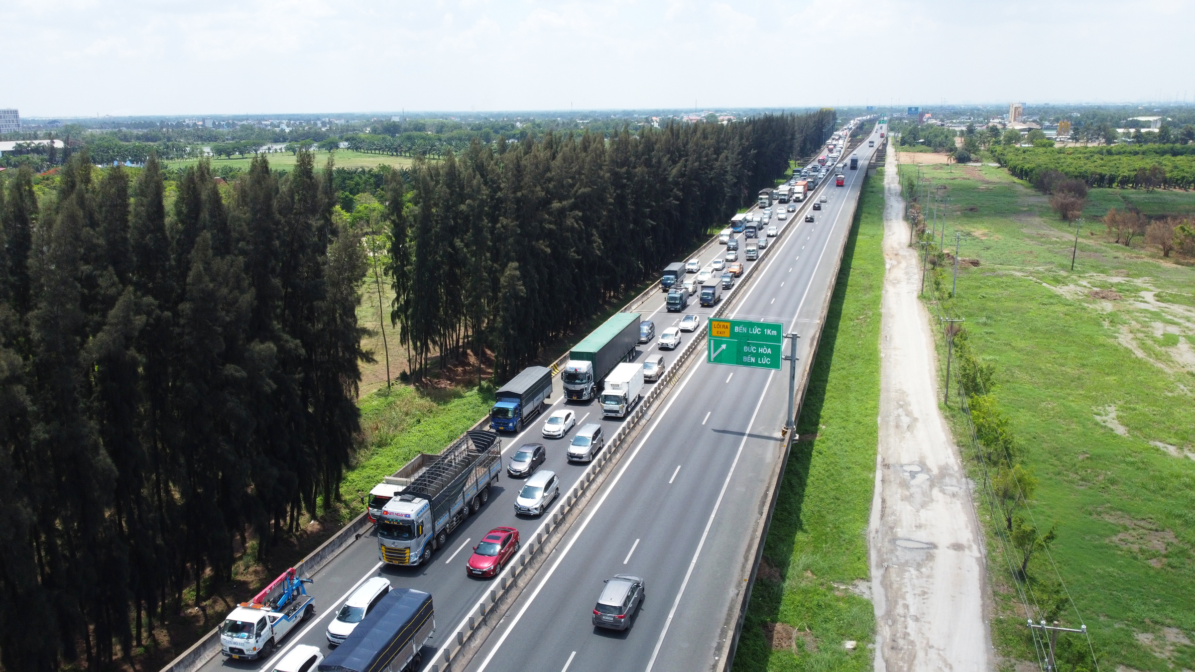 Kẹt xe 5 km trên cao tốc TP HCM - Trung Lương đoạn qua Bến Lức (Long An) sau tai nạn hôm 22/5/2023. Ảnh: Hoàng Nam