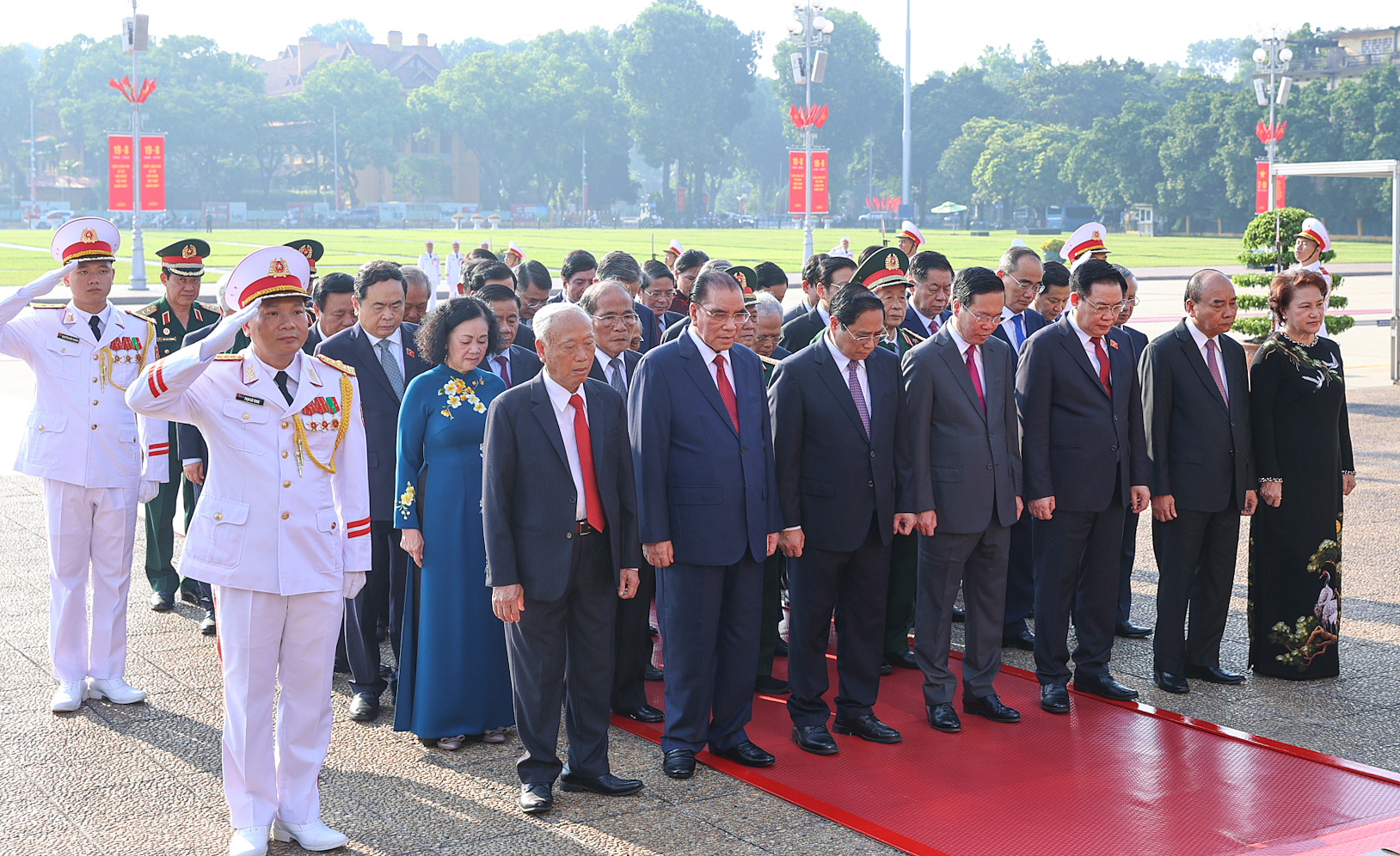 Đoàn lãnh đạo, nguyên lãnh đạo Đảng, Nhà nước đặt vòng hoa, vào Lăng viếng Chủ tịch Hồ Chí Minh, sáng 31/8. Ảnh: Nhật Bắc
