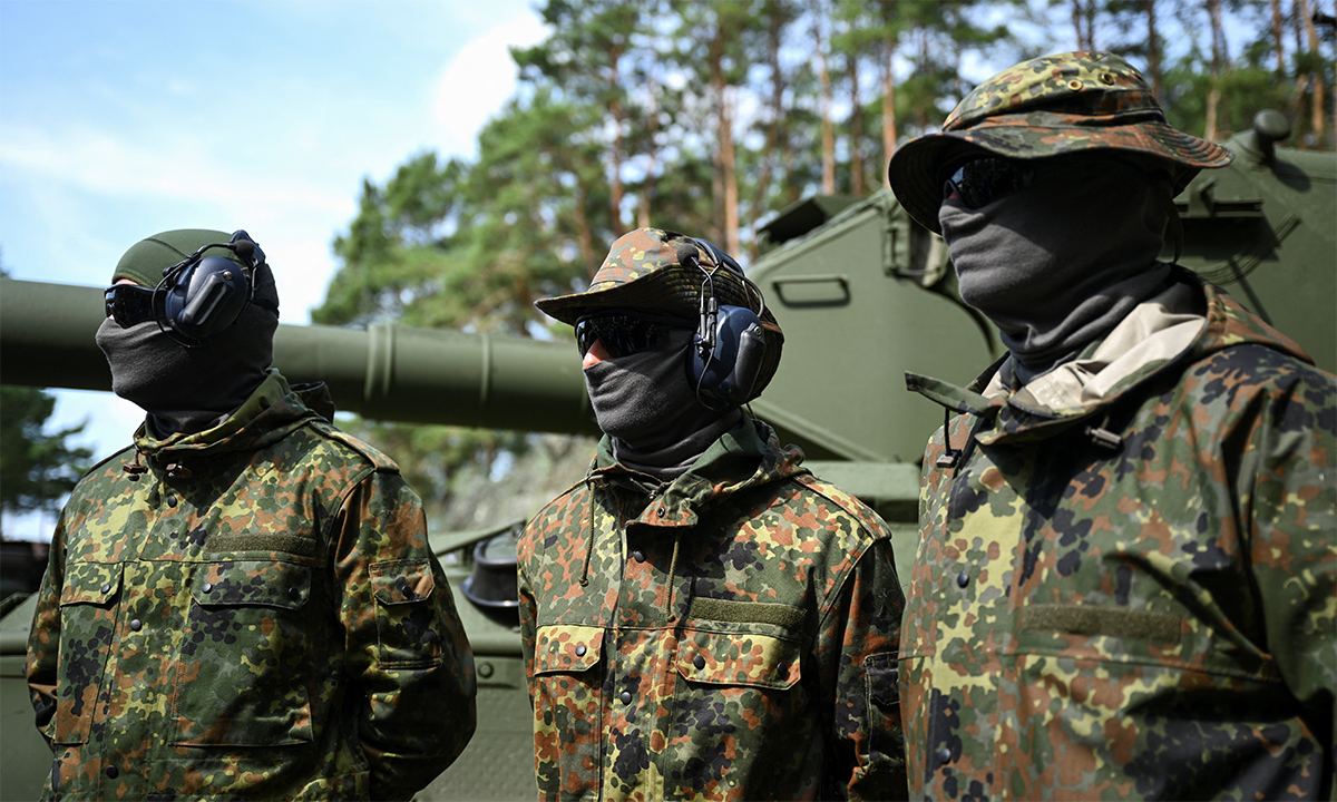 Binh sĩ Ukraine đứng cạnh xe tăng Leopard 1A5 trong sự kiện truyền thông ở thao trường Klietz, Đức ngày 17/8. Ảnh: Reuters