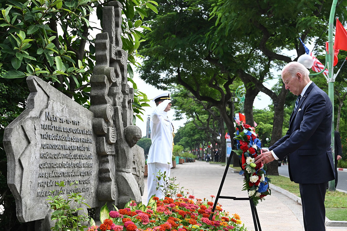 Tổng thống Mỹ Joe Biden dừng chân đặt hoa tưởng niệm cố thượng nghị sĩ John McCain bên hồ Trúc Bạch, chiều 11/9. Ảnh: AFP