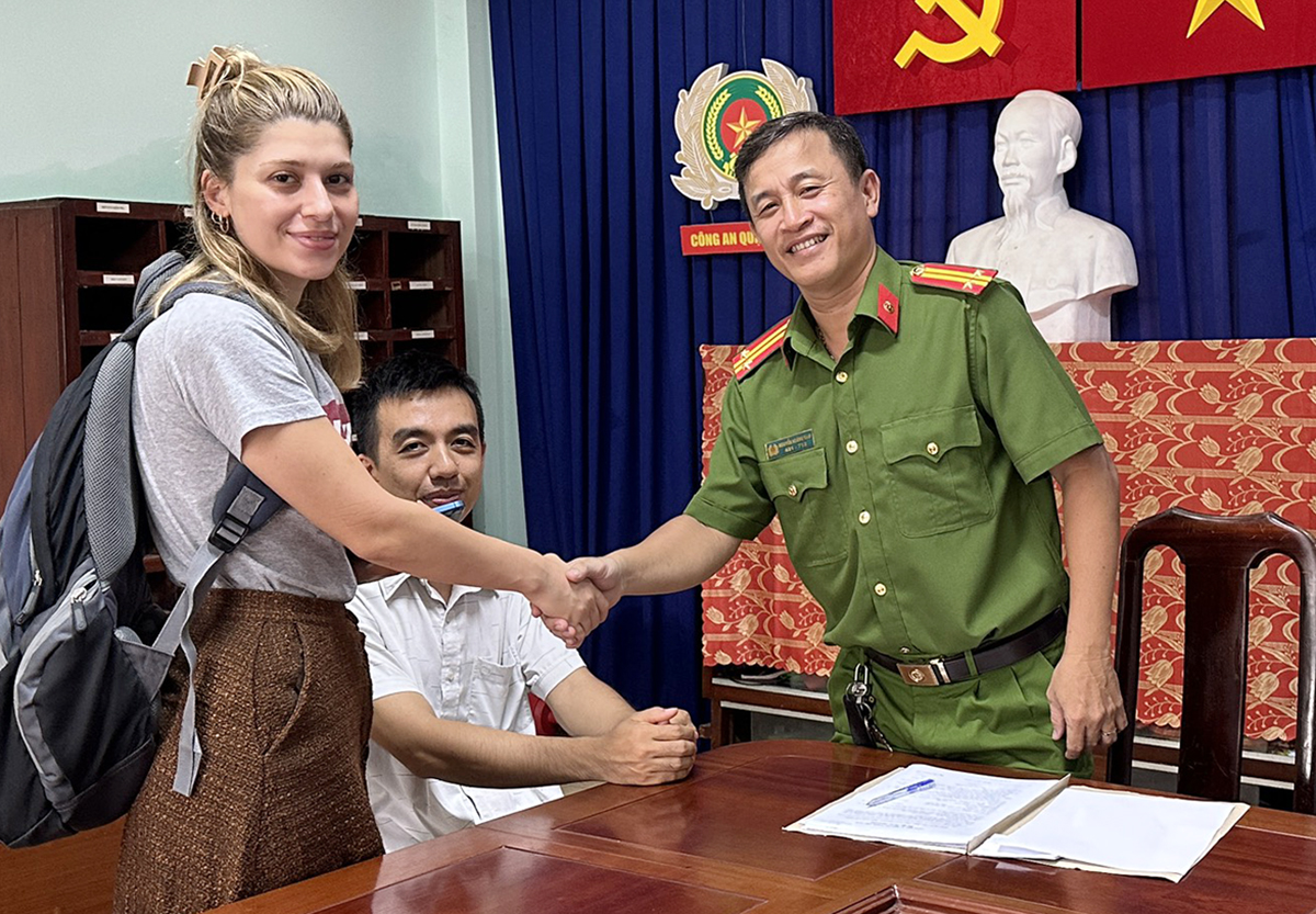 Cảnh sát trao trả điện thoại cho bị hại. Ảnh: Nhật Vy