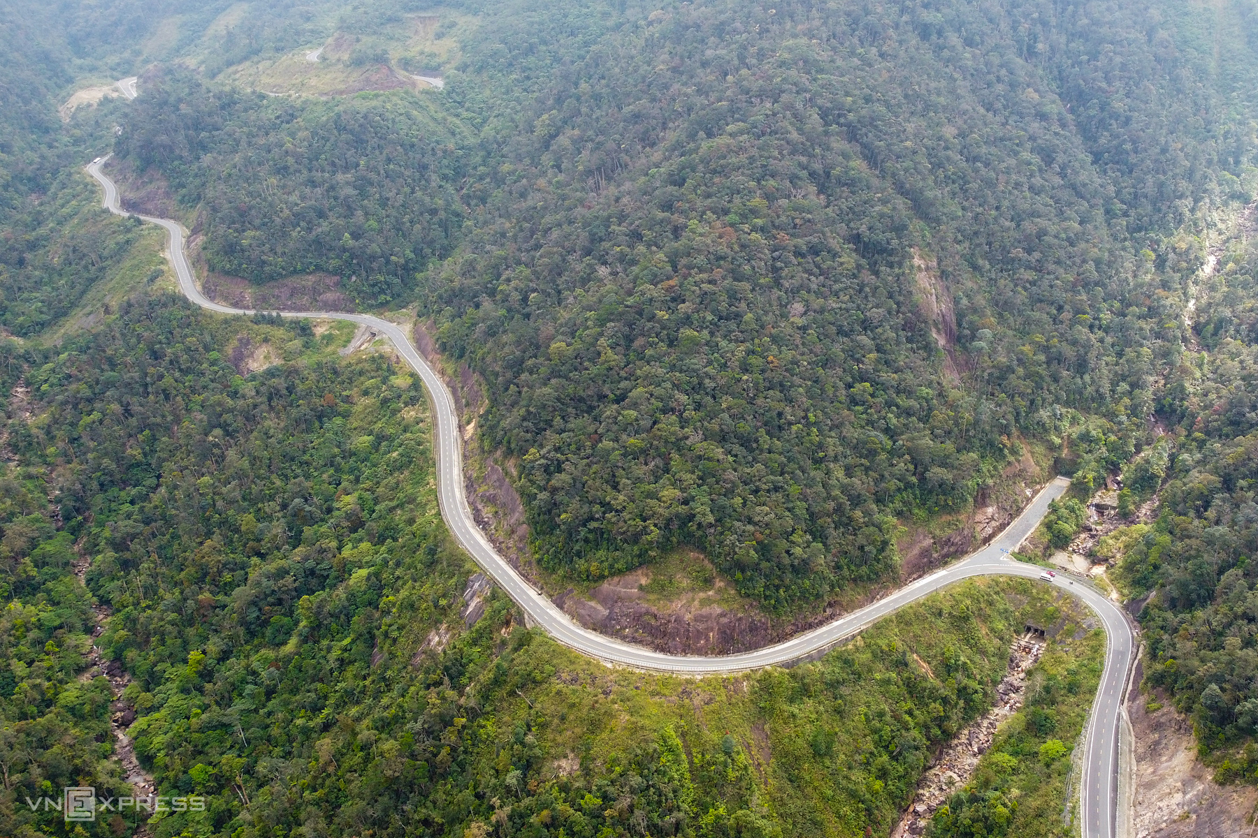 Một đoạn đèo Khánh Lê (quốc lộ 27C) - một trong những tuyến đường chính nối Nha Trang (Khánh Hoà) đến Đà Lạt (Lâm Đồng). Ảnh: Bùi Toàn