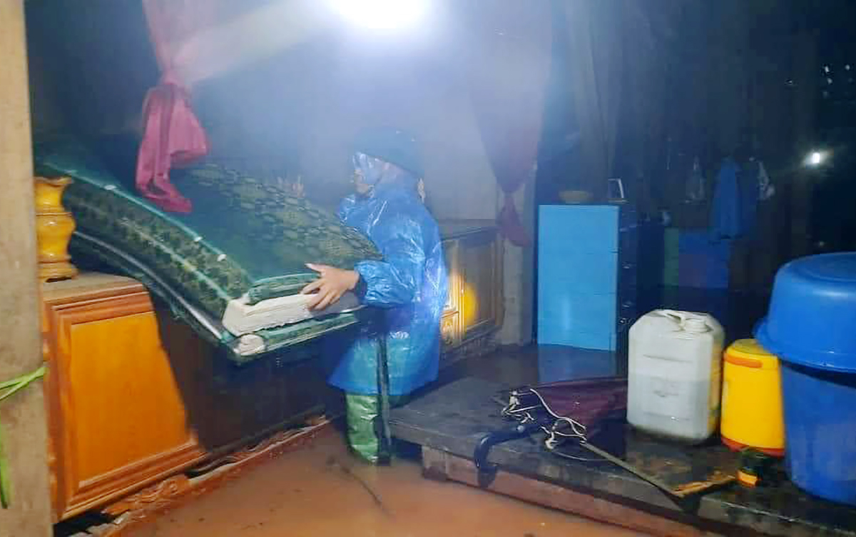 Người dân huyện Minh Hóa di dời đồ đạc trong đêm. Ảnh: Hùng Lê