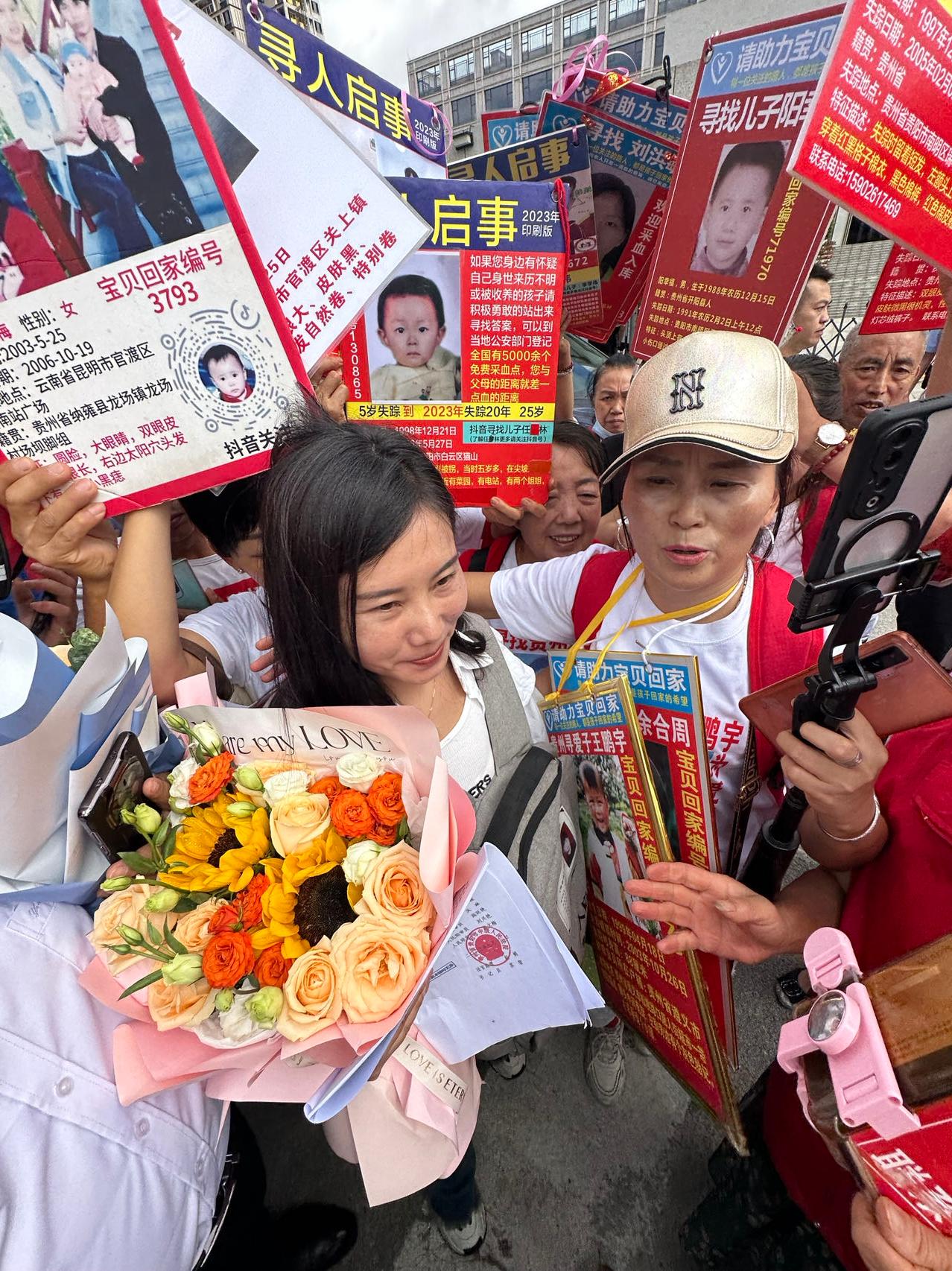 Dương Nữu Hoa đọc bản án tử hình Dư Hoa Anh cho các phụ huynh đang tìm kiếm người thân bên ngoài tòa án. Ảnh: The Paper