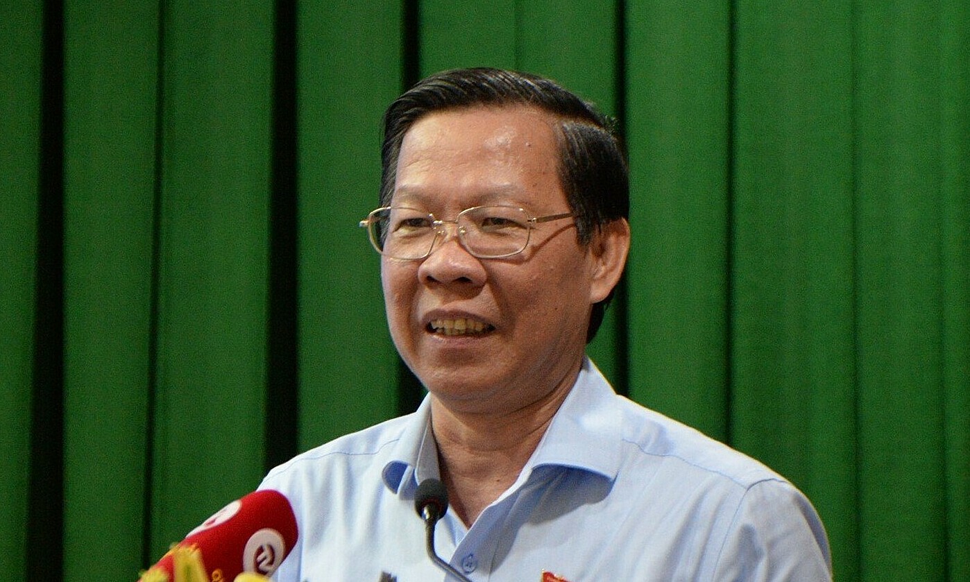 Ông Phan Văn Mãi trả lời cử tri chiều 10/10. Ảnh: An Phương