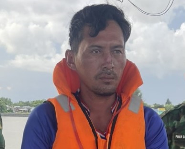 Phan Văn Vắt bị biên phòng bàn giao cho công an. Ảnh: Văn Đông