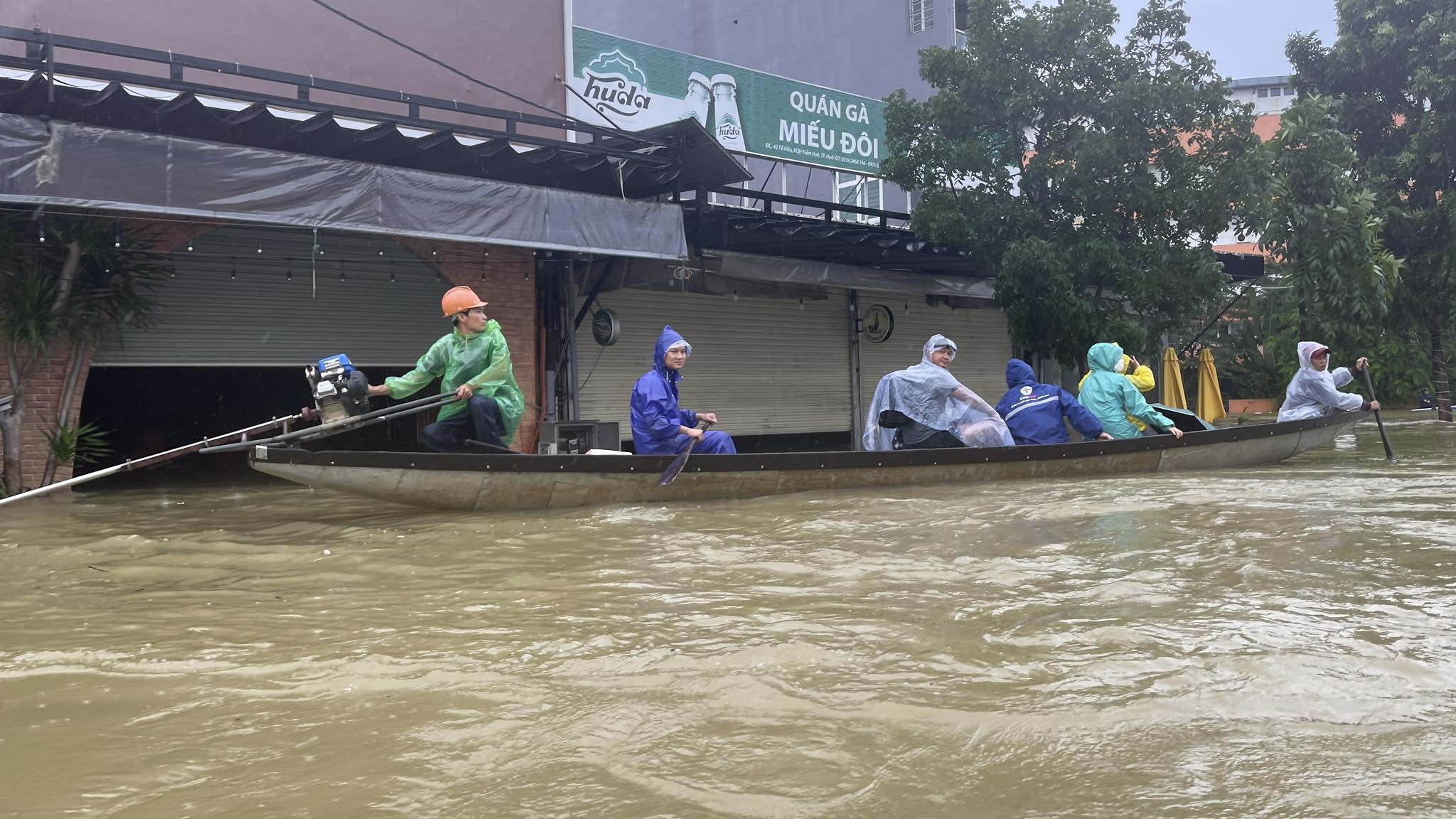 Đường phố Huế biến thành sông, người dân phải đi lại bằng thuyền chiều 15/11. Ảnh: Võ Thạnh