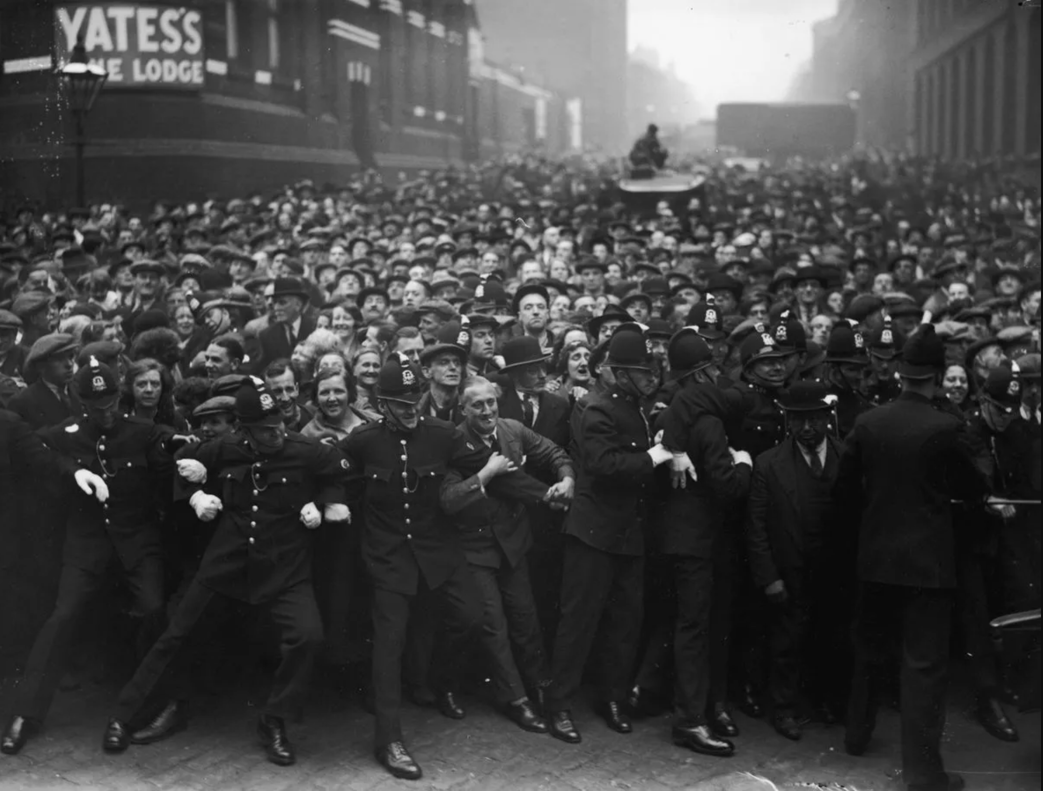 Cảnh sát ngăn chặn đám đông trước khu vực hành quyết bác sĩ Buck Ruxton, ngày 12/5/1936. Ảnh: Manchester evening news