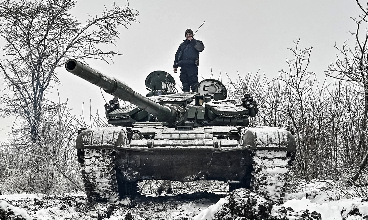 Binh sĩ Ukraine đứng trên xe tăng ở tỉnh Zaporizhzhia ngày 11/1. Ảnh: Reuters