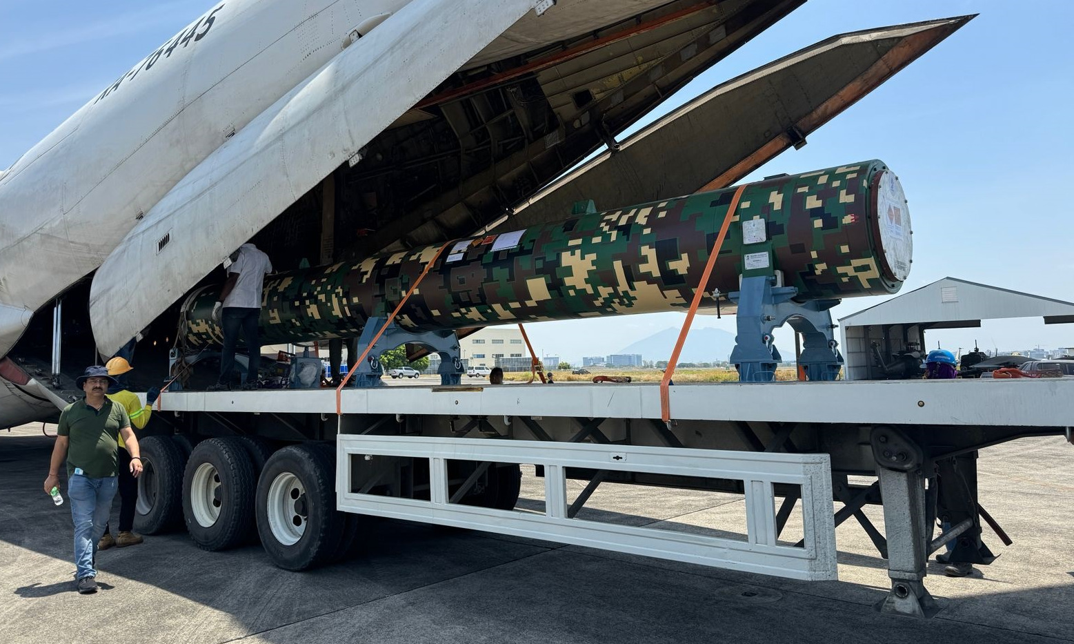 Ống chứa tên lửa BrahMos được dỡ từ vận tải cơ tại căn cứ Philippines hôm 19/4. Ảnh: ANI